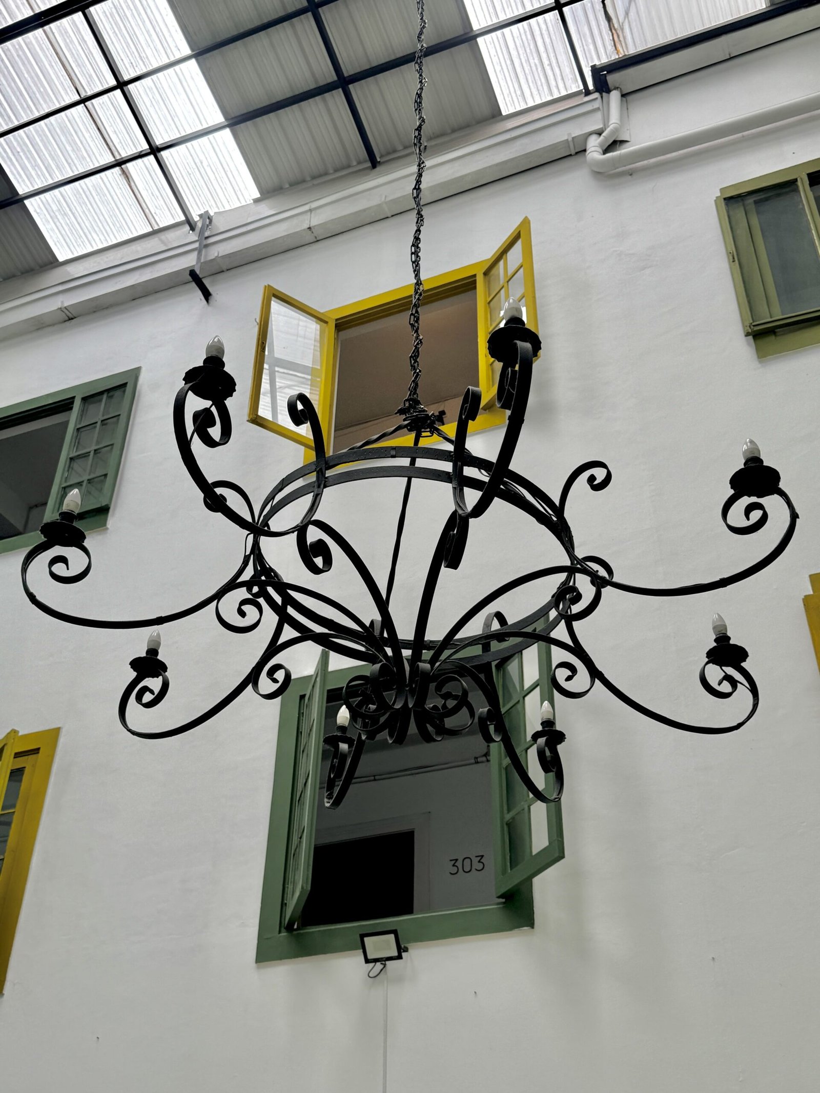 Candelabro de hierro forjado del Hotel Escorial, detalle art decó