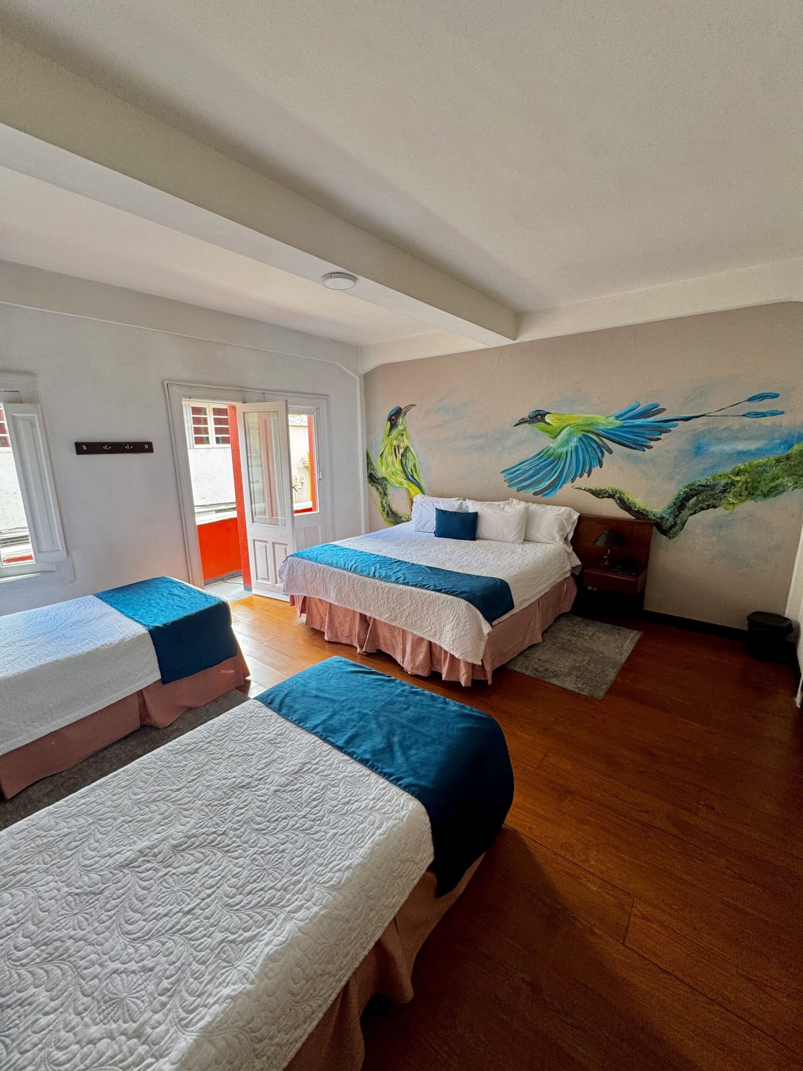 Habitación triple del Hotel Escorial en el centro histórico de Manizales
