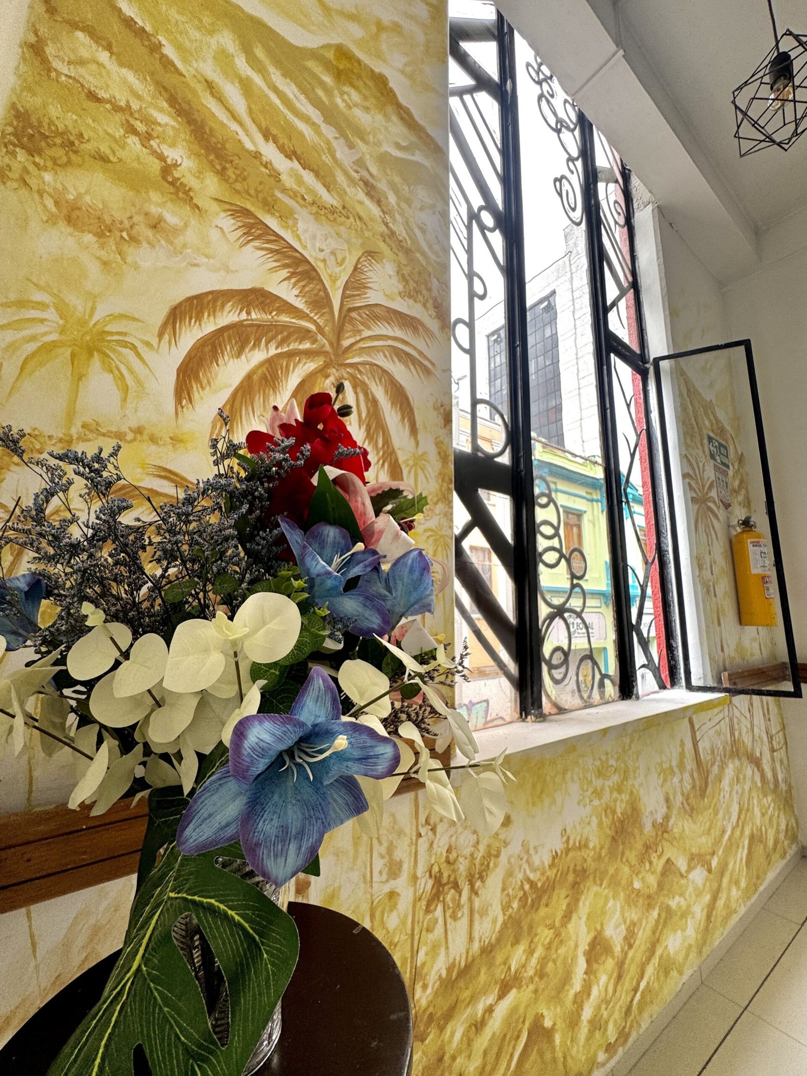 Mural artístico dentro del Hotel Escorial Manizales