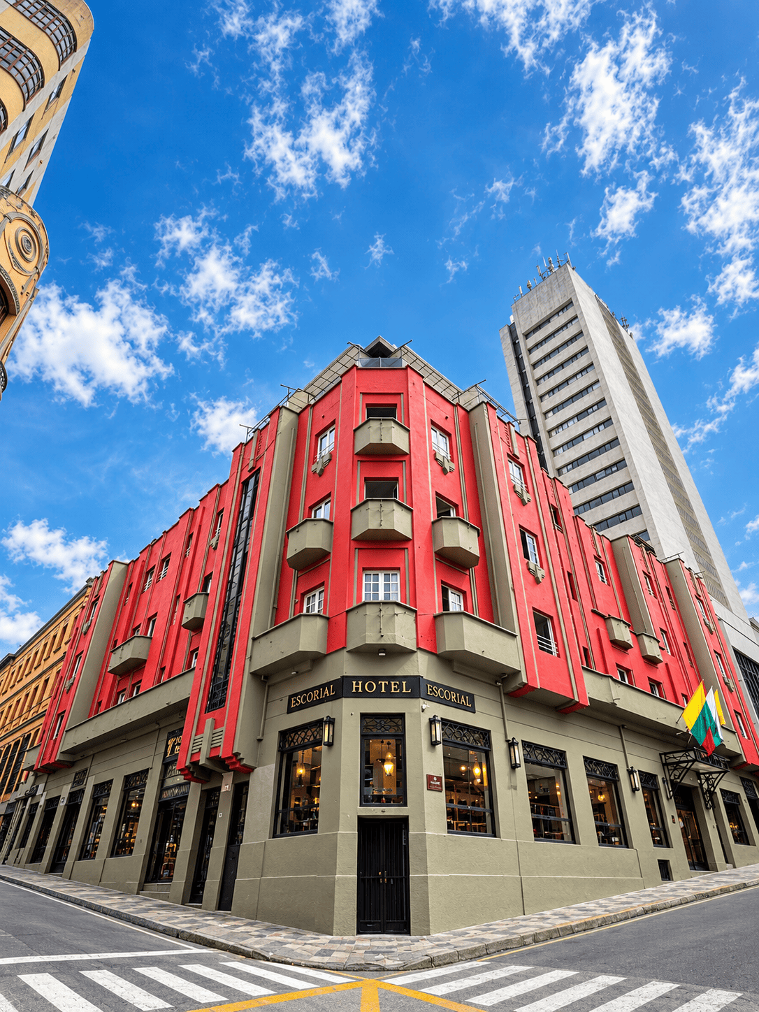 Fachada del Hotel Escorial en el centro histórico de Manizales